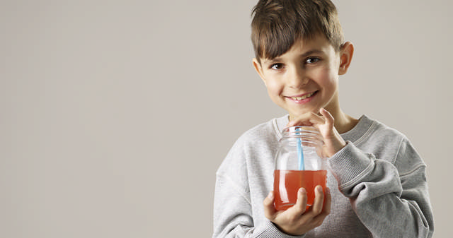 Syreskader_barn drikker sodavand